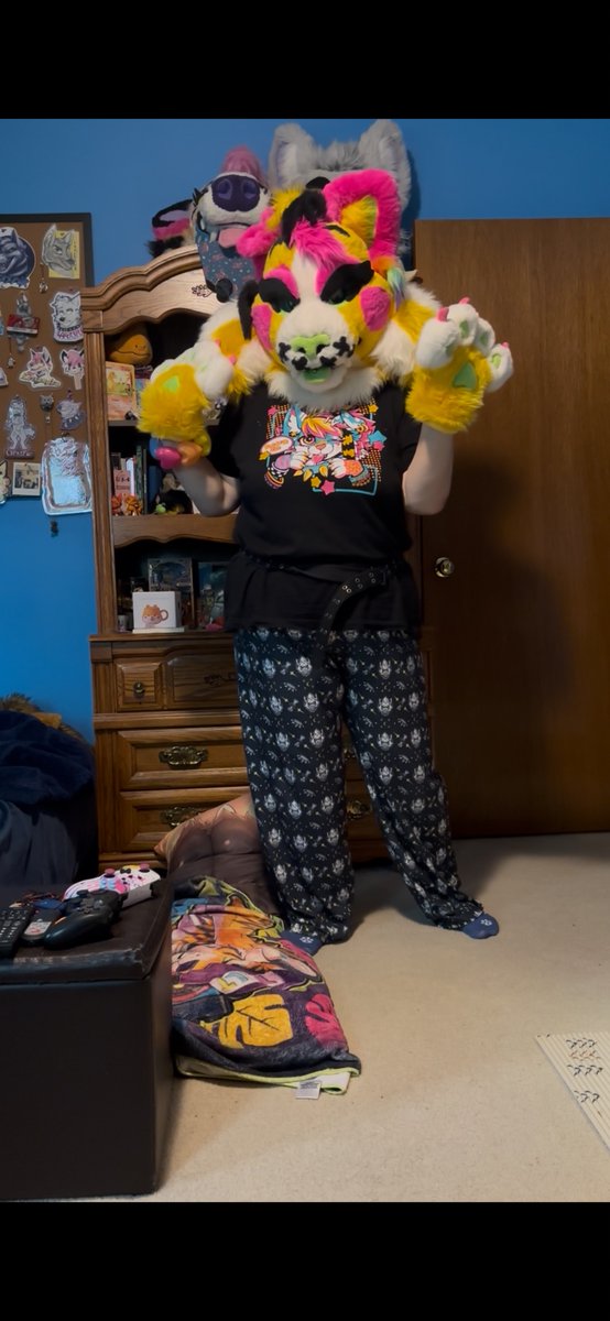 Larkspur1678's tweet photo. Finally got some more pics of me wearing Bugz, who is currently for sale!  I‘m looking to sell them for $800 plus shipping.  They come with a ton of extras including a Tail Ends tank top, physical badges and Kandi cuffs.

#fursuit #furry #fursuitforsale https://t.co/qexKrFv36w