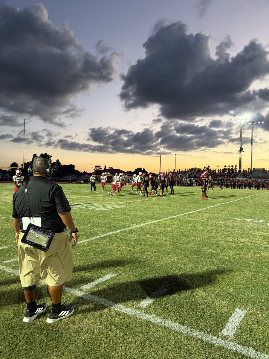 ImmokaleeFB's tweet photo. 🏈 21-7 INDIANS!!
⏰ 2:11 left Q2

#REDWOOD https://t.co/f5x6uh106Q