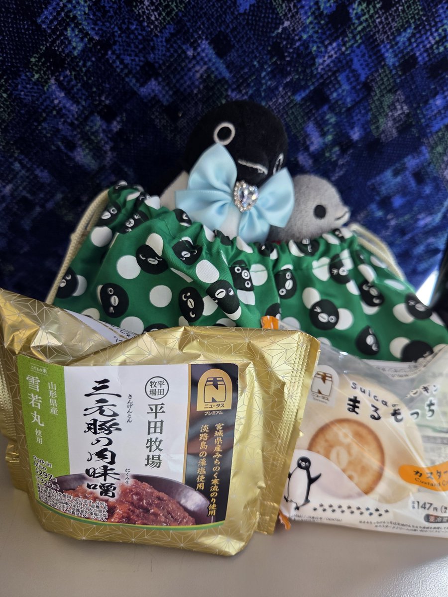chibipochimum's tweet photo. #Suicaのペンギン
#今月も茅ケ崎へGO
#ネッククーラー

ぐっどもーにんぐえぶりぺん！
ママはこの頃体調があまりよろしくない。AIドクターに更年期障害と言われた…嘘だぁとうの昔に終わったハズなのに…。
なので、季節外れのネッククーラーつけて中国茶会行ってきます… https://t.co/m4cVIelNyL