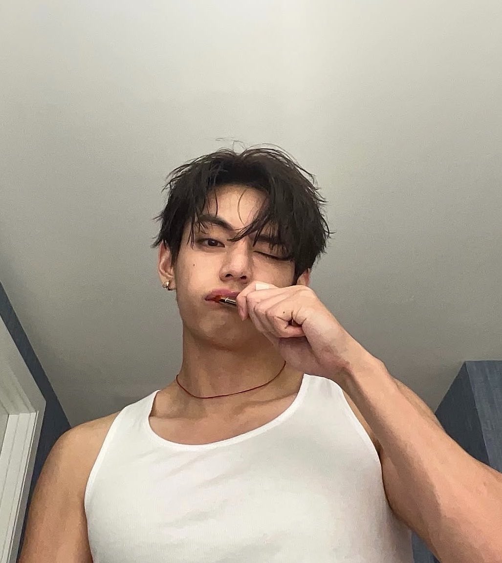 Taehyungimpact's tweet photo. Guys…Taehyung was using an electric toothbrush 😭 https://t.co/1dLS4rDd2m