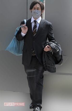 nishinoakihiro's tweet photo. 【お詫びとご報告】
　
平素より弊社ならびに弊社関係者を応援いただき、誠にありがとうございます。

このたび、ショートスリーパーとして活動されている堀大輔氏の7日間連続生配信のエンディングにおいて、弊社代表・西野亮廣のパートナーであるカジサック氏がスーパーチャットを送信した件につきまして、堀大輔氏ならびにファンの皆様に、多大なるご迷惑をおかけしましたことを、心よりお詫び申し上げます。

当該配信は、堀氏が7日間にわたる連続生配信を完遂された直後ということもあり、多くの視聴者の皆様が堀氏への労いや祝意を届けるために注目されていた時間帯でございました。
　
そのような状況下において、カジサック氏がスーパーチャットを送信したことにより、本来、堀氏に向けられるべき視聴者の皆様の関心が、一時的に別の対象へと移る結果となりました。

弊社といたしましては、当該行為について、単なる「売名行為」という問題にとどまらず、堀氏を労おうとする視聴者の皆様の思いを結果として分散させる行為であり、極めて自己中心的な振る舞いであったと認識しております。
　
本件に至った経緯について、弊社においてカジサック氏本人への確認を行いましたところ、本人からは、「売名を目的としたものではない」「自身に注目を集める意図はなかった」との説明がありました。

これを受けて、カジサック氏のことを誰よりも知る弊社代表・西野亮廣からは、

「売名は知らんけど、『注目を自分に集める意図はなかった』は絶対に嘘。嘘に決まってるやん」

との見解が示されております。

また、カジサック氏を長年にわたり身近で見てきた弊社代表・西野亮廣の母親である西野芳子氏からも、

「そりゃ嘘やわぁ。梶原君って、そういう嘘をつく子やから」

との見解が寄せられております。

かねてよりカジサック氏のことを微塵も信用していない弊社(※アルバイトスタッフ含む)といたしましても、当該見解については概ね妥当なものとして受け止めております。

また、本件につきましては、7日間連続配信の終了から一定の時間が経過し、カジサック氏の炎上も収束しつつあるものと認識しております。　
　
しかしながら、弊社といたしましては、時間の経過によって本件を風化させることは適切ではなく、今後の再発防止および関係者の自覚を促す観点からも、当該事案について継続的に記憶しておく必要があると判断いたしました。　
　
そのため、本件に関する弊社としての対応の一環として、過去にプラス・マイナス岩橋氏がカジサック氏に対してX上で発信された、
　
「きっしょ　食いぶちにされるんかなー　金の匂いしたんかなー　ハイエナ」
　
というポストを今このタイミングで弊社公式アカウントよりリポストさせていただきます。

本対応が、今回の件を風化させることなく、カジサック氏にトドメを刺す契機となることを期待しております。　

このたびは、堀大輔氏ならびにファンの皆様にご心配、ご迷惑をおかけしましたこと、重ねて深くお詫び申し上げます。

2026年9月25日
株式会社CHIMNEY TOWN
代表 西野亮廣