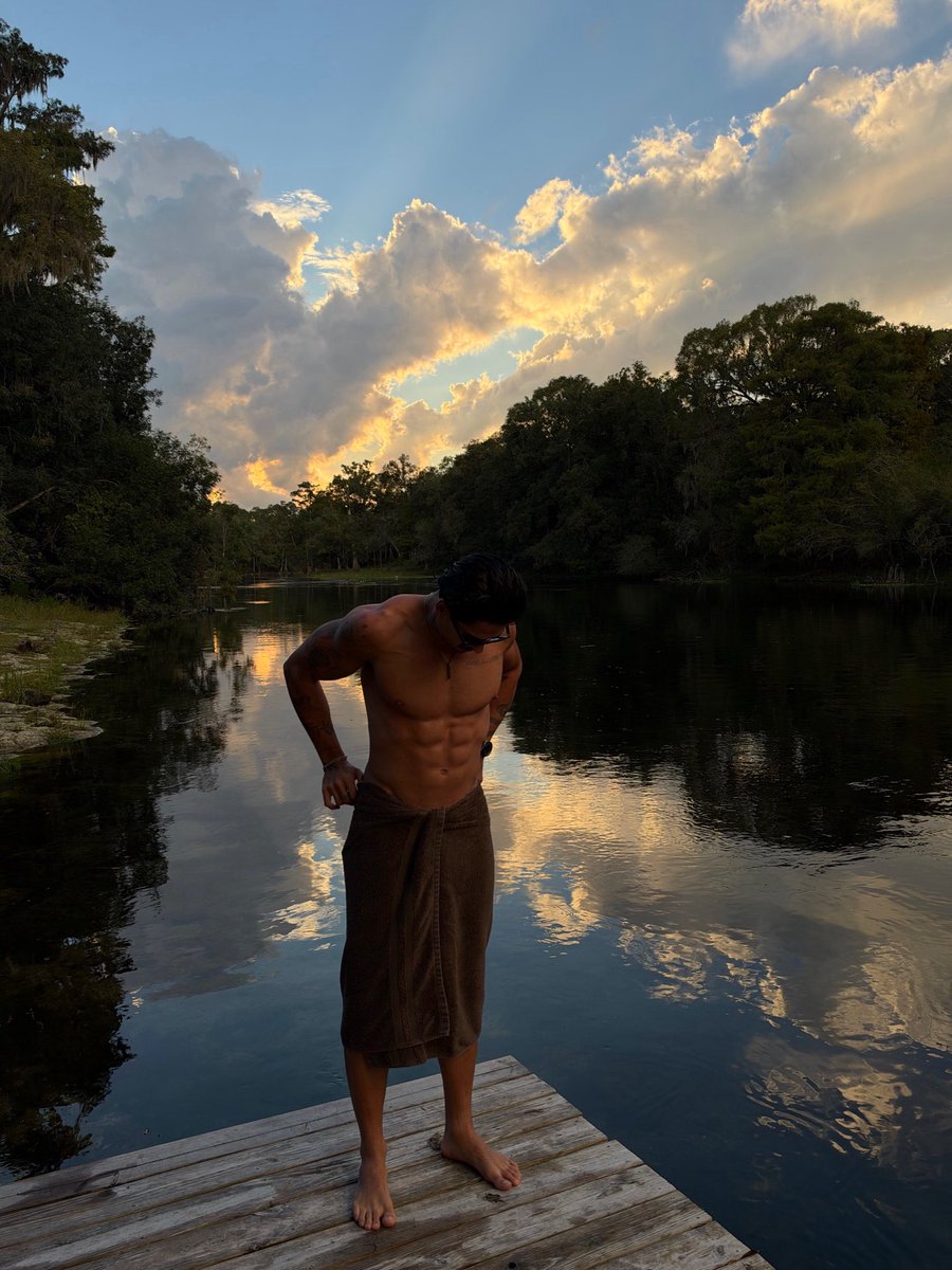 Augustoxniello's tweet photo. Should I drop the towel? https://t.co/V7u1CGwKRf