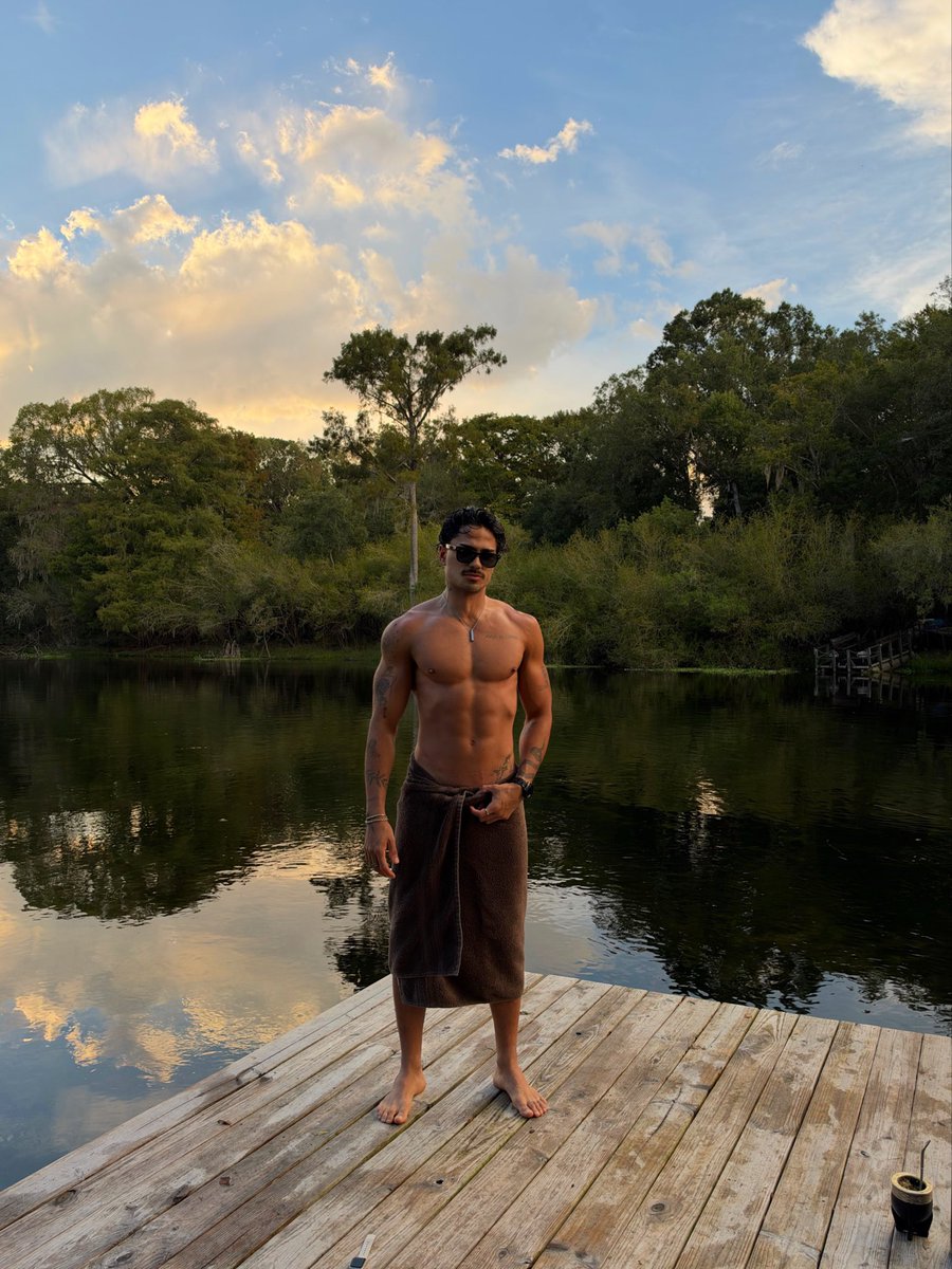 Augustoxniello's tweet photo. Should I drop the towel? https://t.co/V7u1CGwKRf