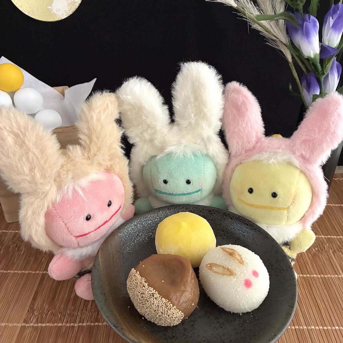pikapon_pikapon's tweet photo. 今夜は十五夜
中秋の名月

1年のうちで
いちばんお月さまが
きれいに見える
時期なんだって

お月見だよ
うさピョンズ集合！

はりきって
お月見のお菓子も
用意したよ

月のうさぎさん
遊びに来てくれるかなぁ

#ピカポン #ぬい活 https://t.co/EQkqvMclnF