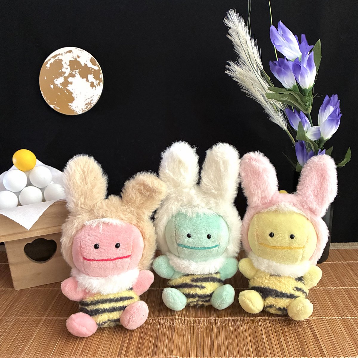 pikapon_pikapon's tweet photo. 今夜は十五夜
中秋の名月

1年のうちで
いちばんお月さまが
きれいに見える
時期なんだって

お月見だよ
うさピョンズ集合！

はりきって
お月見のお菓子も
用意したよ

月のうさぎさん
遊びに来てくれるかなぁ

#ピカポン #ぬい活 https://t.co/EQkqvMclnF