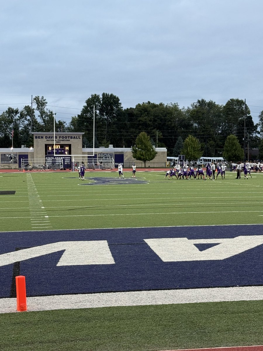 BenDavisFB's tweet photo. A great night for some Giants Football! Love to see our future Ben Davis Giants compete! #BDNumberOne #HardworkPaysOff #CouragePridePoise @CHCGiants @AthleticsLHC https://t.co/GUlYz7zRq7