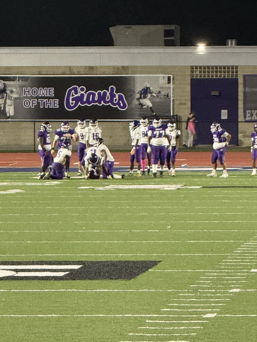 BenDavisFB's tweet photo. A great night for some Giants Football! Love to see our future Ben Davis Giants compete! #BDNumberOne #HardworkPaysOff #CouragePridePoise @CHCGiants @AthleticsLHC https://t.co/GUlYz7zRq7