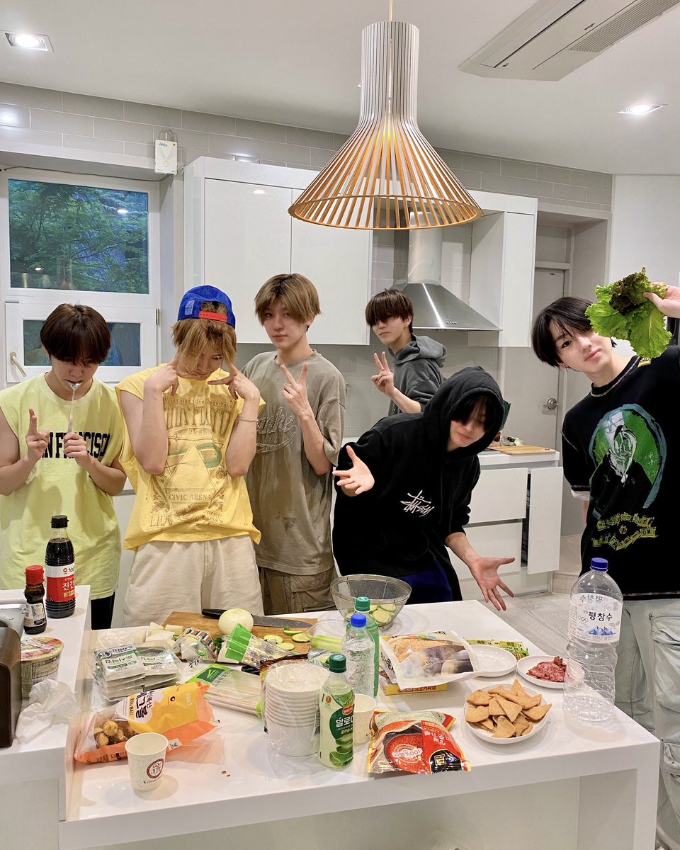 Daeyorng's tweet photo. Groceries date with members, miss the moments when we go out to grocery and have dinner together. Maybe I will ask them to to this again for this weekend! What you wanna do in this weekend? https://t.co/uue5yjFUPT