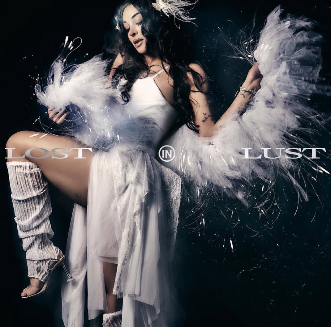 PabllVittarCrew's tweet photo. Pabllo Vittar revela a capa de “Lost in Lust”, seu novo álbum, que chega em 1º de outubro.

— E nessa era teremos vinil com capa alternativa e photocards. 🪩 https://t.co/RDQdNy8YaC