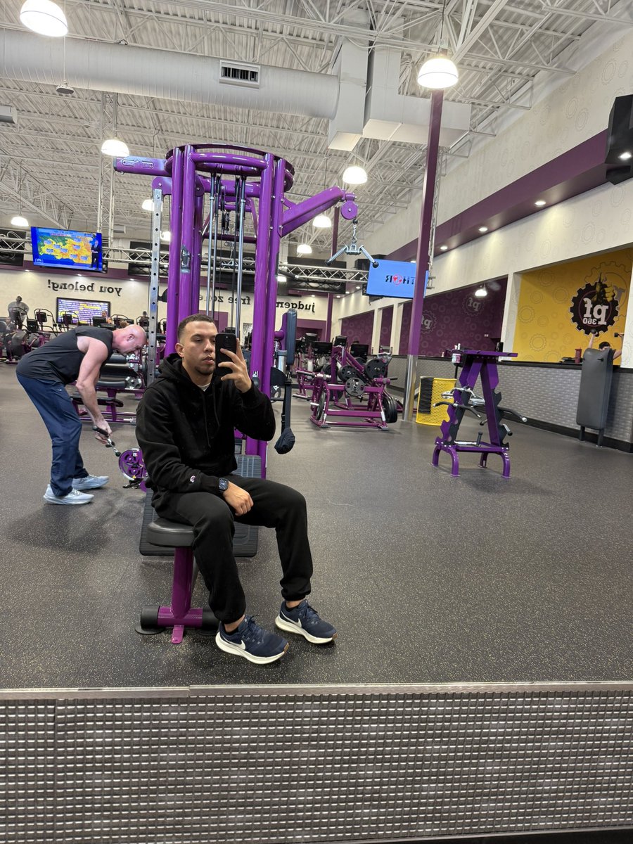 Jelfavorito's tweet photo. Quien me ayuda quitando al calvo!? 🤣 https://t.co/AINjWDuCks