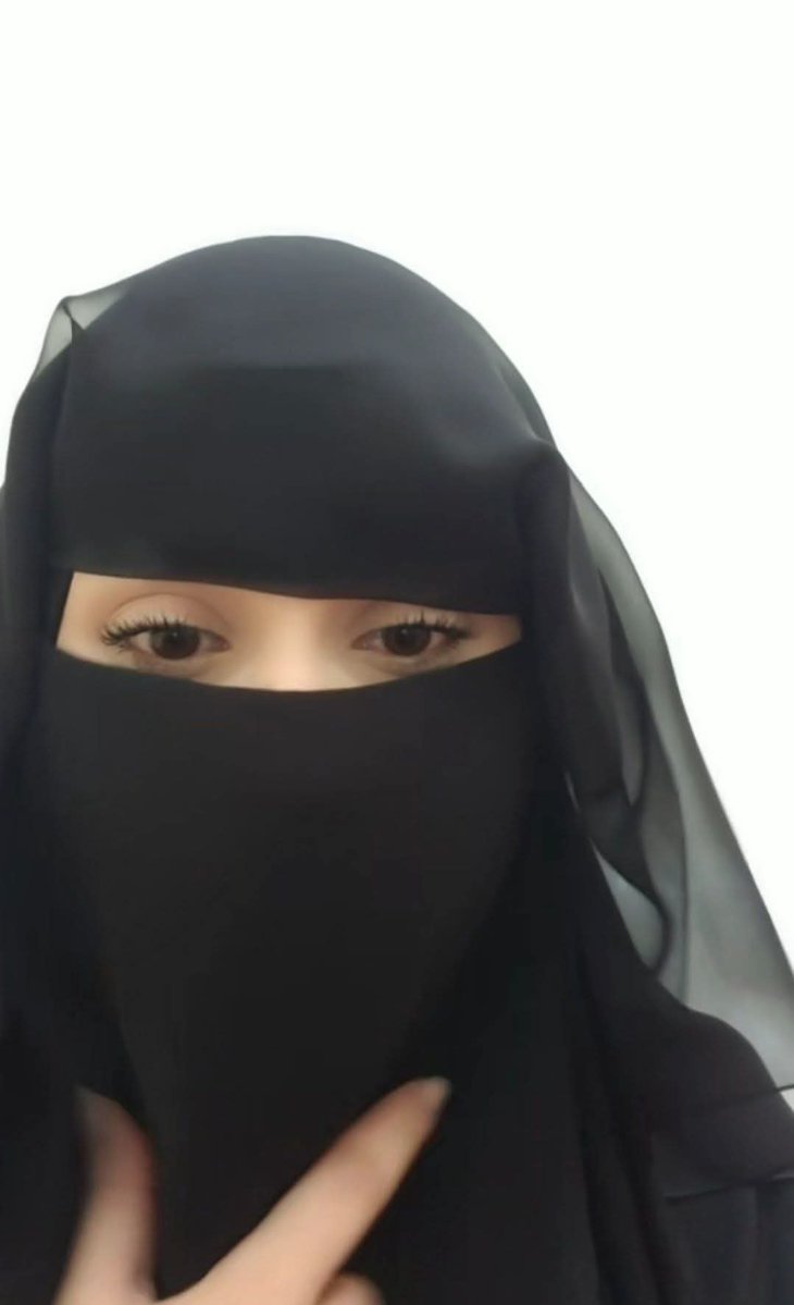 ywvd5a's tweet photo. عيون من ورا البرقع سحرها ذباح
سواد الليل في طرفها ونظرتها صباح

كحيلة والرمش سيف يجرح ولا ينباح
نظرة منها ترد الروح وتشفي الجراح

سترت الزين بالاسود وزاد الزين وضوح
عيون كل من شافها من هواها ما ارتاح https://t.co/Sz10o3nFlv