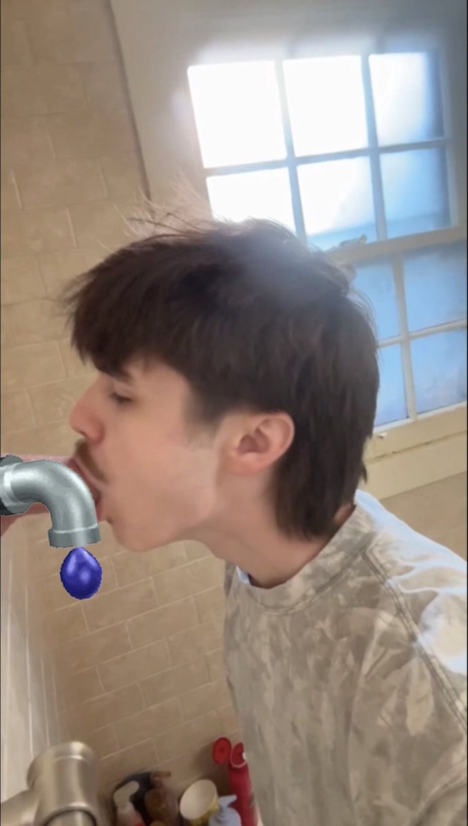 codysbusy's tweet photo. Don’t forget to drink your water broski 😇 https://t.co/v40g8feKGA