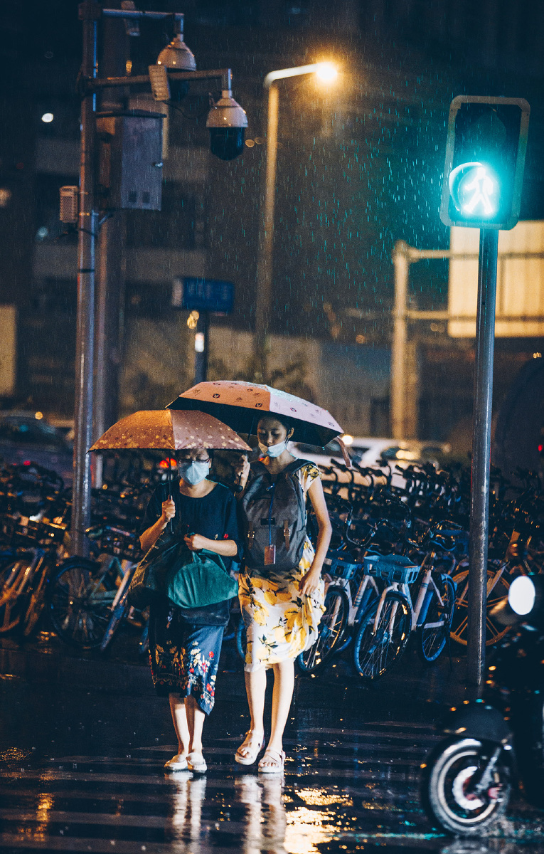 VerlineAlbau5's tweet photo. Just missed the last bus on a rainy night, trembling in a thin jacket—then a stranger pulled over, gave me their spare umbrella, and drove off before I could thank them fully. Small kindnesses that warm the whole world. https://t.co/bRTZxq9ElN