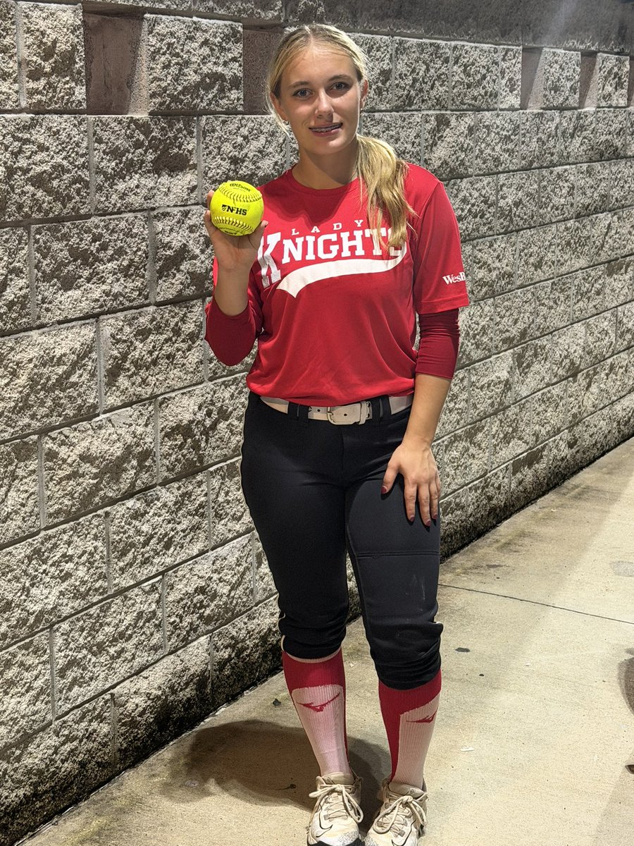 MadisonMcCalli1's tweet photo. Went to a hitting lesson after school and this PM it was 💣's away. 220ft solo shot. @IowaPremierFP @ExtraInningSB @TNASH100 @DiamondAddicts @Sports_Recruits @SoftbalAmerica #uncommitted2027 #2027catcher3B2B https://t.co/PA0rWQG7ec