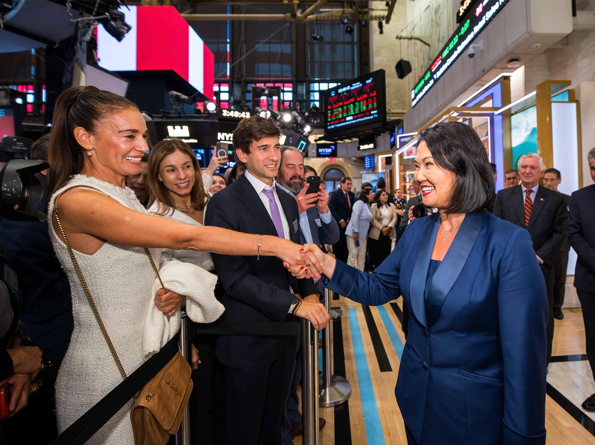 prensaperupe's tweet photo. 🇵🇪🇺🇳🇺🇸¡Economía peruana resuena en Wall Street! "Con el toque del campanazo y el mazo en mano, la presidenta Keiko Fujimori marca el futuro del país en la Bolsa de Nueva York. El Perú entre las naciones que han sonado en la NYSE".  
https://t.co/dyQRyx7Ifu https://t.co/LtmOJOeF5W