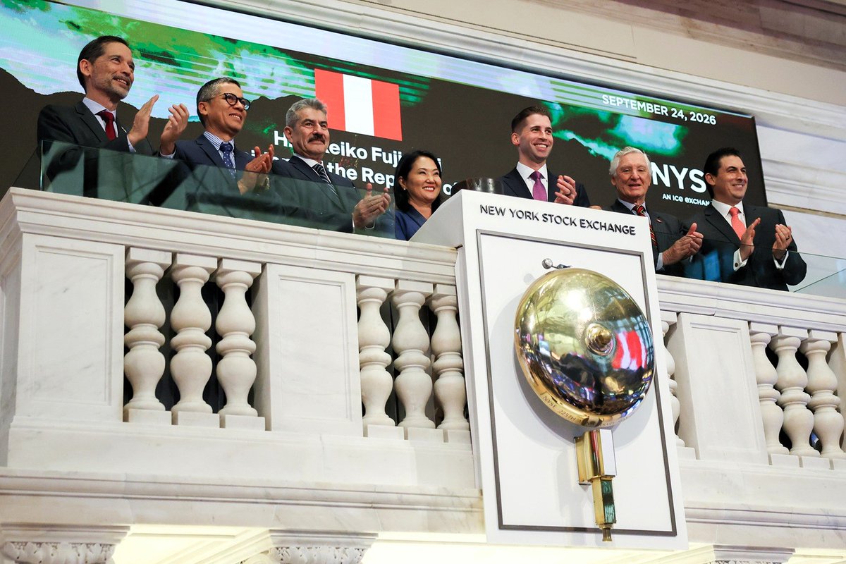 prensaperupe's tweet photo. 🇵🇪🇺🇳🇺🇸¡Economía peruana resuena en Wall Street! "Con el toque del campanazo y el mazo en mano, la presidenta Keiko Fujimori marca el futuro del país en la Bolsa de Nueva York. El Perú entre las naciones que han sonado en la NYSE".  
https://t.co/dyQRyx7Ifu https://t.co/LtmOJOeF5W