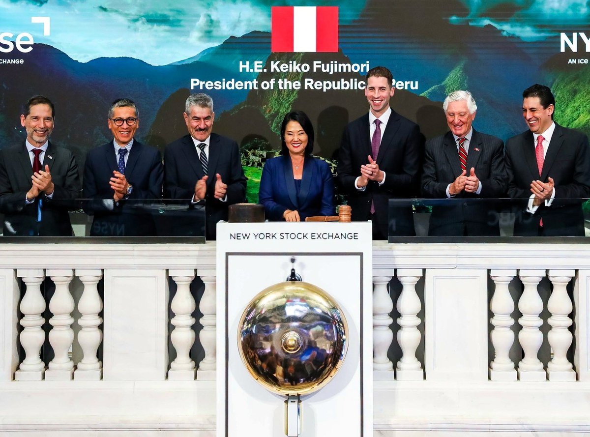 prensaperupe's tweet photo. 🇵🇪🇺🇳🇺🇸¡Economía peruana resuena en Wall Street! "Con el toque del campanazo y el mazo en mano, la presidenta Keiko Fujimori marca el futuro del país en la Bolsa de Nueva York. El Perú entre las naciones que han sonado en la NYSE".  
https://t.co/dyQRyx7Ifu https://t.co/LtmOJOeF5W
