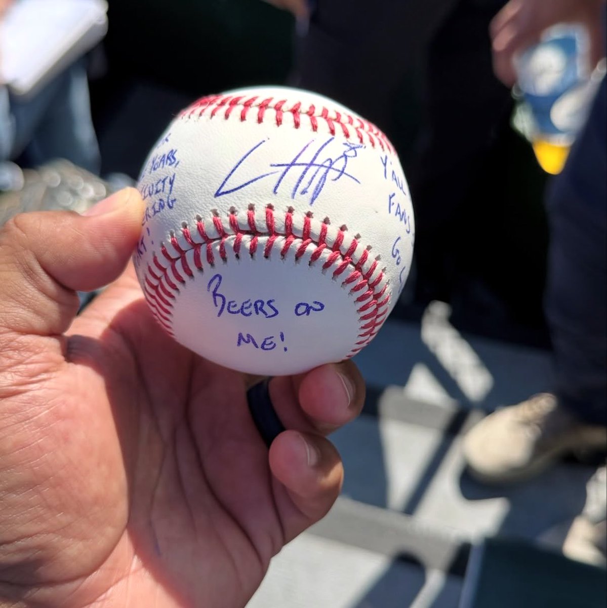 CubsZone's tweet photo. Ian Happ in his potential last home game at Wrigley tossed a ball to the bleachers with $300 cash to buy fans beers 🥹🍻

(📸: @bleacher_bums on IG) https://t.co/Ay0nvuP1hW