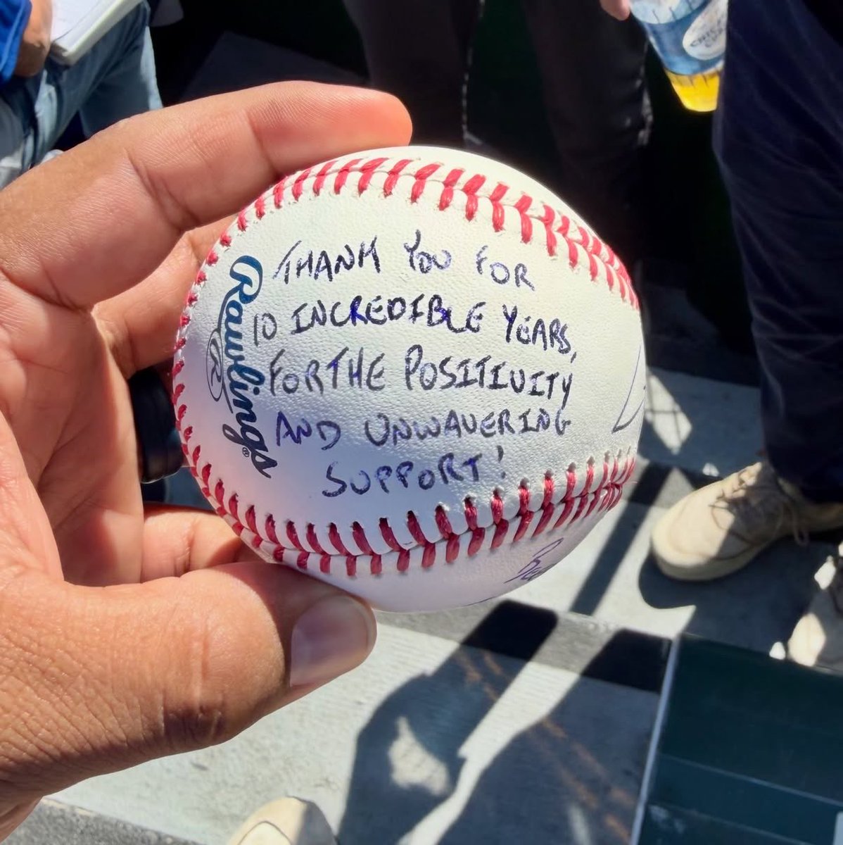 CubsZone's tweet photo. Ian Happ in his potential last home game at Wrigley tossed a ball to the bleachers with $300 cash to buy fans beers 🥹🍻

(📸: @bleacher_bums on IG) https://t.co/Ay0nvuP1hW