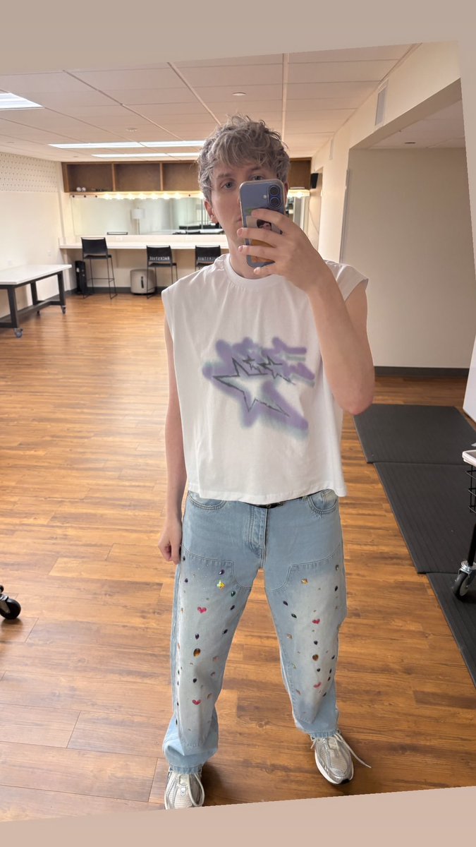 stqrs____'s tweet photo. imaginense el tiempo que tuvo q pasar para que se sintieran cómodos y él pudiera poner orgulloso la foto de su novio en la funda del cel soy puro LLANTO https://t.co/BHpvSgcKvs