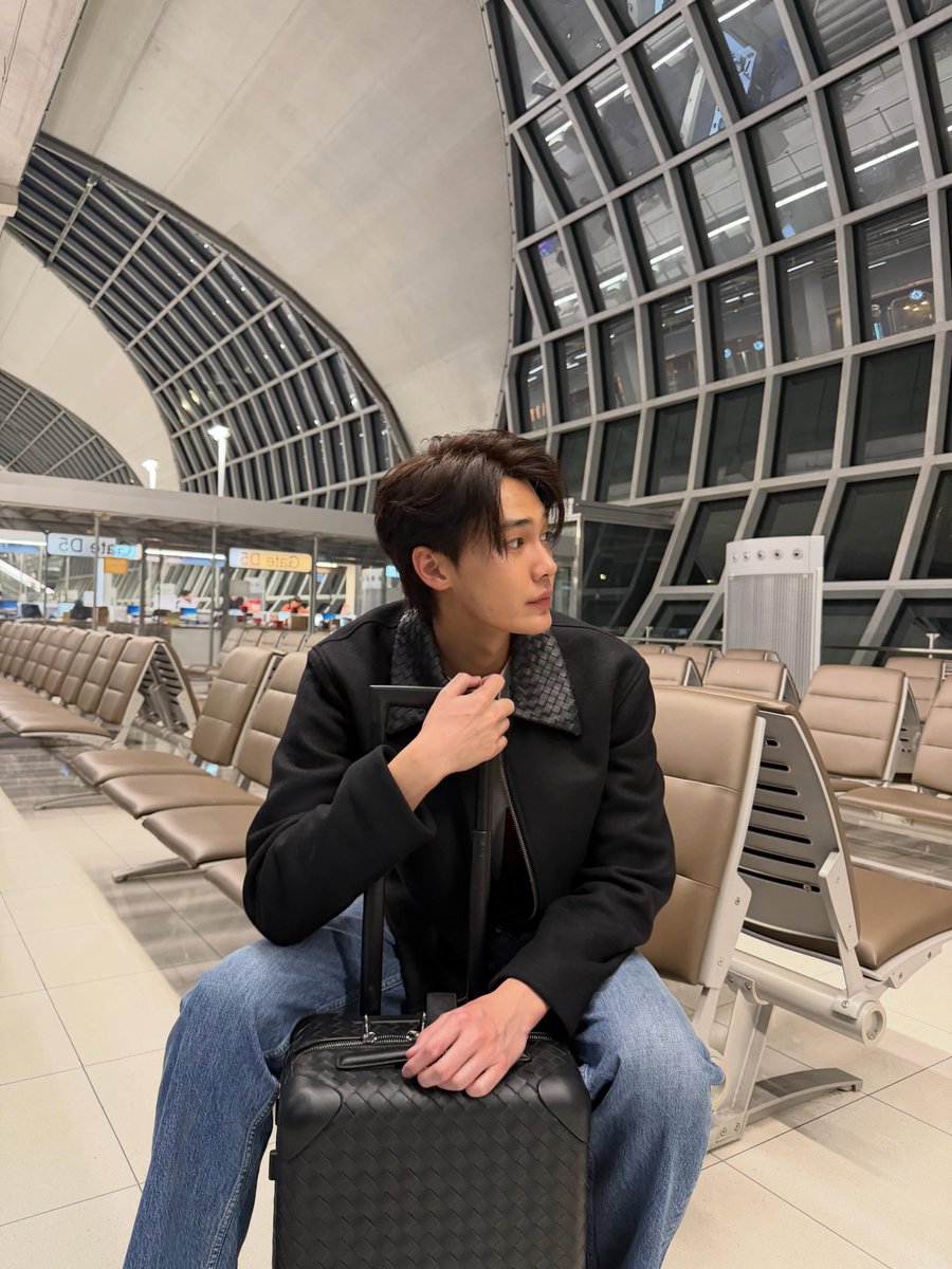 pangmak2026's tweet photo. ปังมาก! 
ออร่าความหล่อพุ่งไกลรถดับโลก  "ดิว จิรวรรตน์" บินลัดฟ้าสู่มิลาน เตรียมเข้าร่วมชมแฟชั่นโชว์ Bottega Veneta Summer 2027 ประเทศอิตาลี ในวันที่ 26 กันยายนนี้

#dew_jsu #BottegaVeneta
#BottegaVenetaSummer2027
#MilanFashionWeek #MFW https://t.co/DkuDDkhkz6
