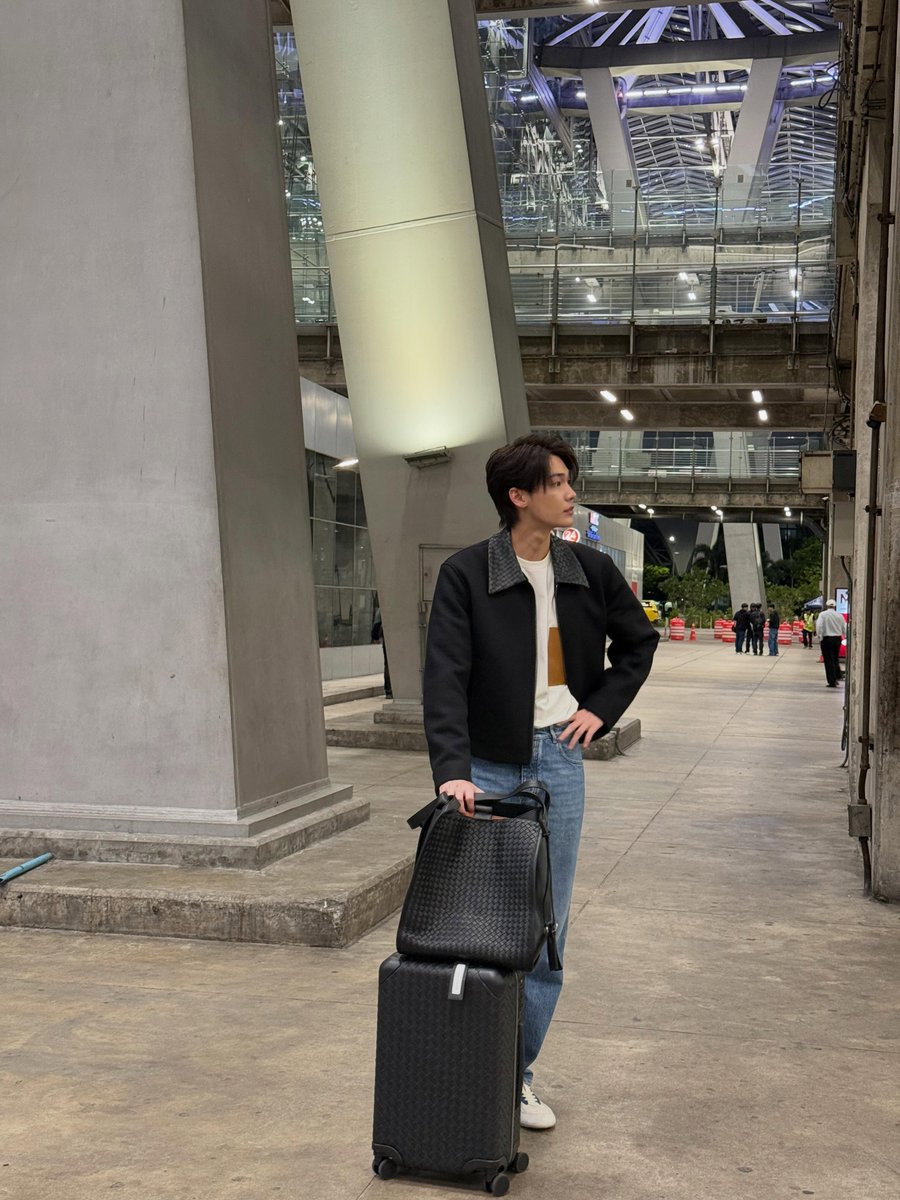 pangmak2026's tweet photo. ปังมาก! 
ออร่าความหล่อพุ่งไกลรถดับโลก  "ดิว จิรวรรตน์" บินลัดฟ้าสู่มิลาน เตรียมเข้าร่วมชมแฟชั่นโชว์ Bottega Veneta Summer 2027 ประเทศอิตาลี ในวันที่ 26 กันยายนนี้

#dew_jsu #BottegaVeneta
#BottegaVenetaSummer2027
#MilanFashionWeek #MFW https://t.co/DkuDDkhkz6