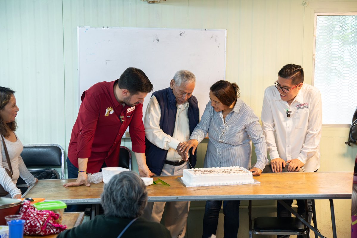 Alberto_Vanegas's tweet photo. En Pedregal de San Nicolás Tercera Sección celebramos a nuestras y nuestros adultos mayores. 👵🏽👴🏼

Fue muy bonito compartir con el Grupo de Adultos Mayores Amor y Vida, convivir, escuchar sus historias y disfrutar juntos de un momento lleno de sonrisas y cariño. Las y los adultos mayores son parte fundamental de nuestras familias y de nuestras comunidades; en sus historias hay experiencia, enseñanzas y una vida entera construyendo comunidad. Reconocerles, escucharles y acompañarles siempre debe ser una tarea de todos los días. ✨🇲🇽

#AdultosMayores #Abuelos #Abuela #TerceraEdad #AlbertoVanegas