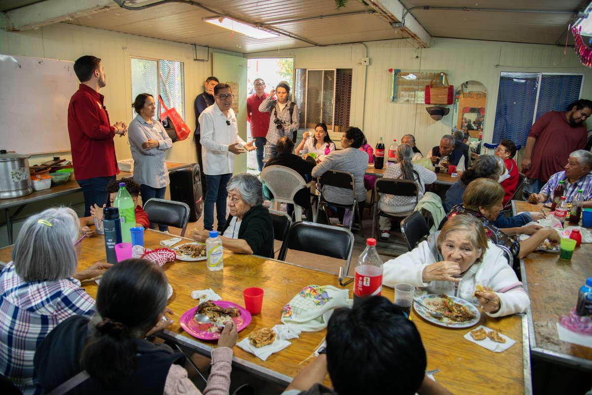 Alberto_Vanegas's tweet photo. En Pedregal de San Nicolás Tercera Sección celebramos a nuestras y nuestros adultos mayores. 👵🏽👴🏼

Fue muy bonito compartir con el Grupo de Adultos Mayores Amor y Vida, convivir, escuchar sus historias y disfrutar juntos de un momento lleno de sonrisas y cariño. Las y los adultos mayores son parte fundamental de nuestras familias y de nuestras comunidades; en sus historias hay experiencia, enseñanzas y una vida entera construyendo comunidad. Reconocerles, escucharles y acompañarles siempre debe ser una tarea de todos los días. ✨🇲🇽

#AdultosMayores #Abuelos #Abuela #TerceraEdad #AlbertoVanegas