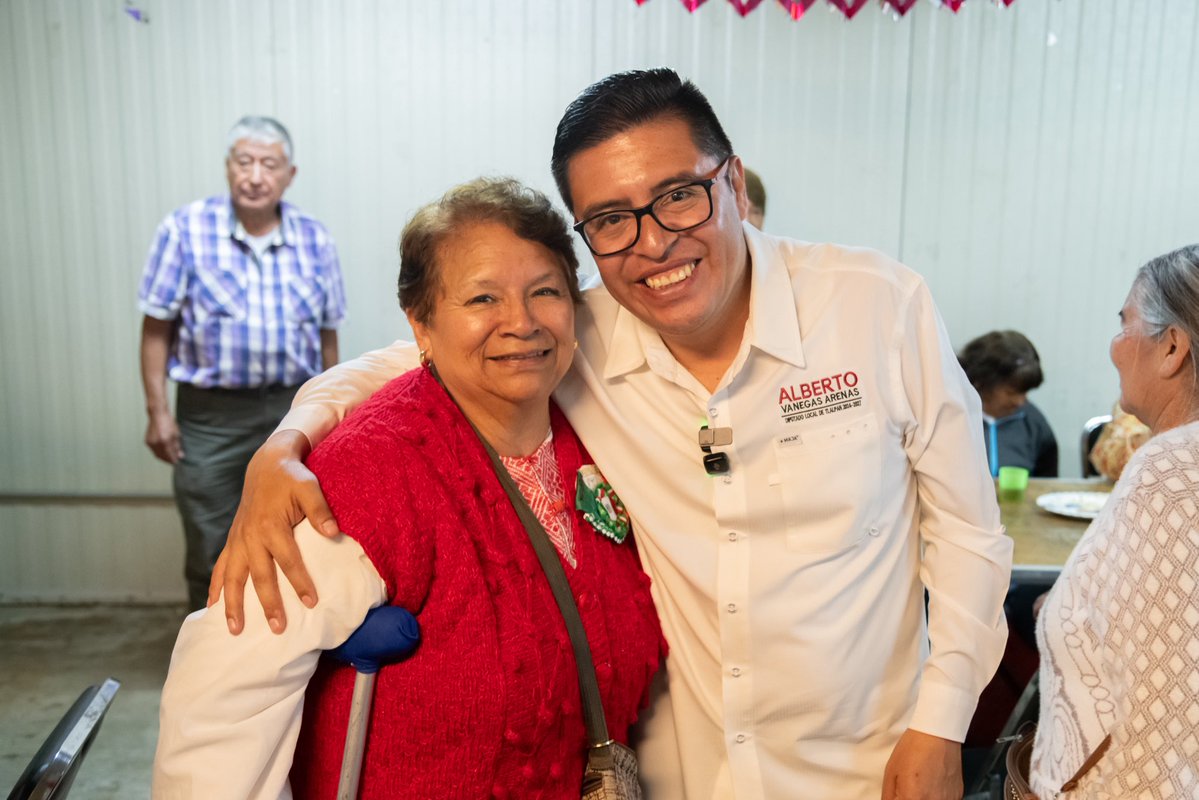 Alberto_Vanegas's tweet photo. En Pedregal de San Nicolás Tercera Sección celebramos a nuestras y nuestros adultos mayores. 👵🏽👴🏼

Fue muy bonito compartir con el Grupo de Adultos Mayores Amor y Vida, convivir, escuchar sus historias y disfrutar juntos de un momento lleno de sonrisas y cariño. Las y los adultos mayores son parte fundamental de nuestras familias y de nuestras comunidades; en sus historias hay experiencia, enseñanzas y una vida entera construyendo comunidad. Reconocerles, escucharles y acompañarles siempre debe ser una tarea de todos los días. ✨🇲🇽

#AdultosMayores #Abuelos #Abuela #TerceraEdad #AlbertoVanegas