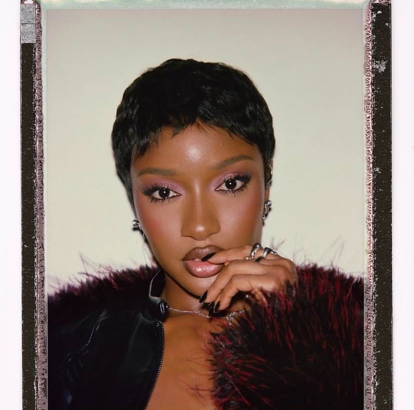 big_faza's tweet photo. This look of hers>>>😩🤍🤍🤍 https://t.co/FfbL1mLup0