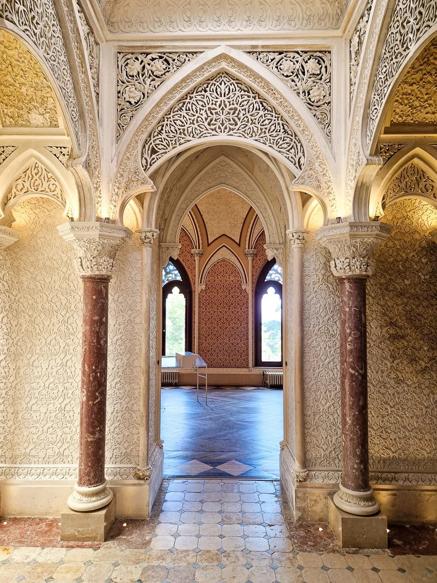 PeiDacquelkn's tweet photo. Monserrate incorporates genuine Indian elements: 19th-century marble jalis from the Jaipur region, used as screens in the western atrium and along the central tower’s first-floor balustrade. In 1856, Sir Francis Cook transformed the estate into a https://t.co/GWMAPK3e3d