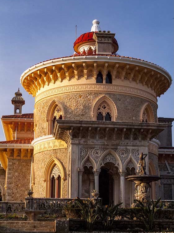 PeiDacquelkn's tweet photo. Monserrate incorporates genuine Indian elements: 19th-century marble jalis from the Jaipur region, used as screens in the western atrium and along the central tower’s first-floor balustrade. In 1856, Sir Francis Cook transformed the estate into a https://t.co/GWMAPK3e3d