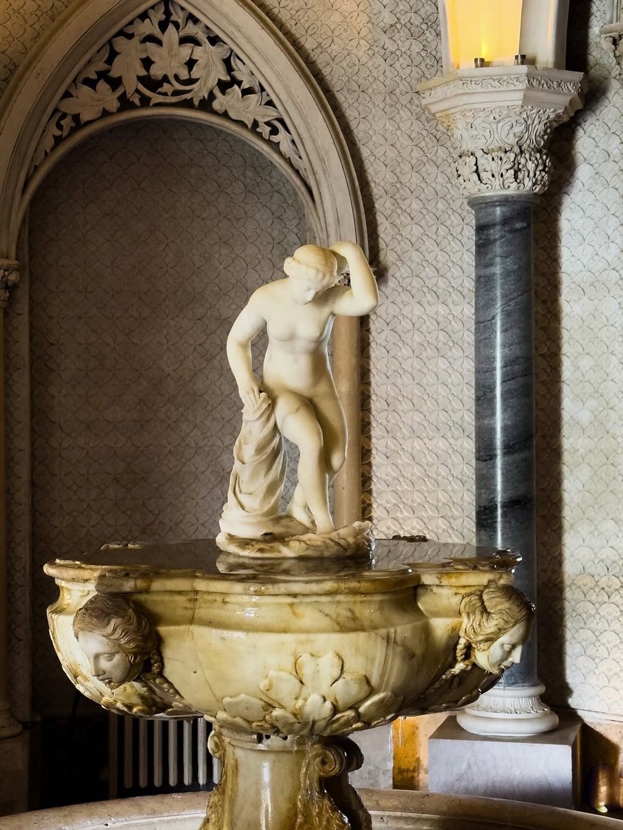 PeiDacquelkn's tweet photo. Monserrate incorporates genuine Indian elements: 19th-century marble jalis from the Jaipur region, used as screens in the western atrium and along the central tower’s first-floor balustrade. In 1856, Sir Francis Cook transformed the estate into a https://t.co/GWMAPK3e3d