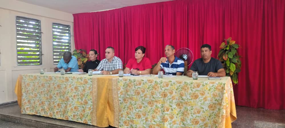 YamileRamosCord's tweet photo. El municipio #LosPalacios es alto productor de arroz y tiene potencialidades para continuar creciendo en áreas y rendimientos, así lo evaluamos hoy en el Pleno del Comité Municipal del @PartidoPCC #PinardelRío https://t.co/lGdem0SBh9