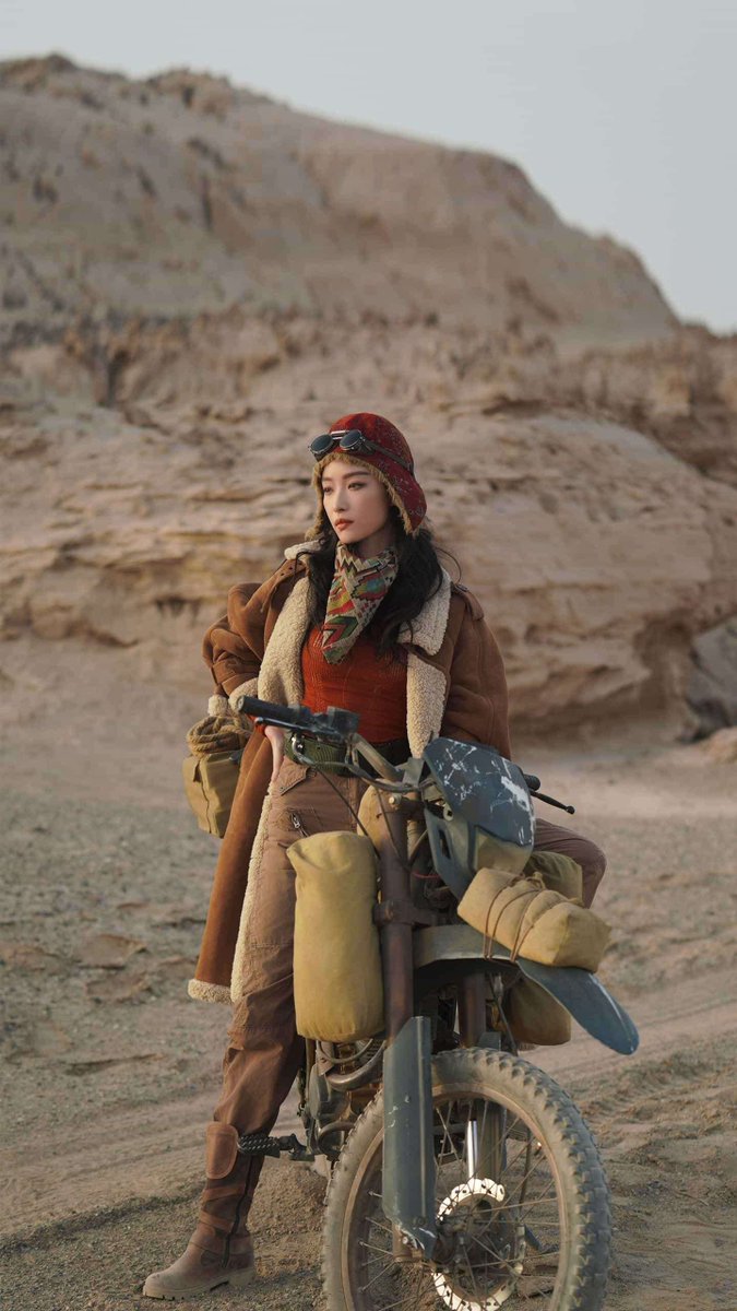 laugi067559's tweet photo. Shout! A lonely prostitute chews on a helmet in the dusty border town. https://t.co/sH1dgZpxEG
