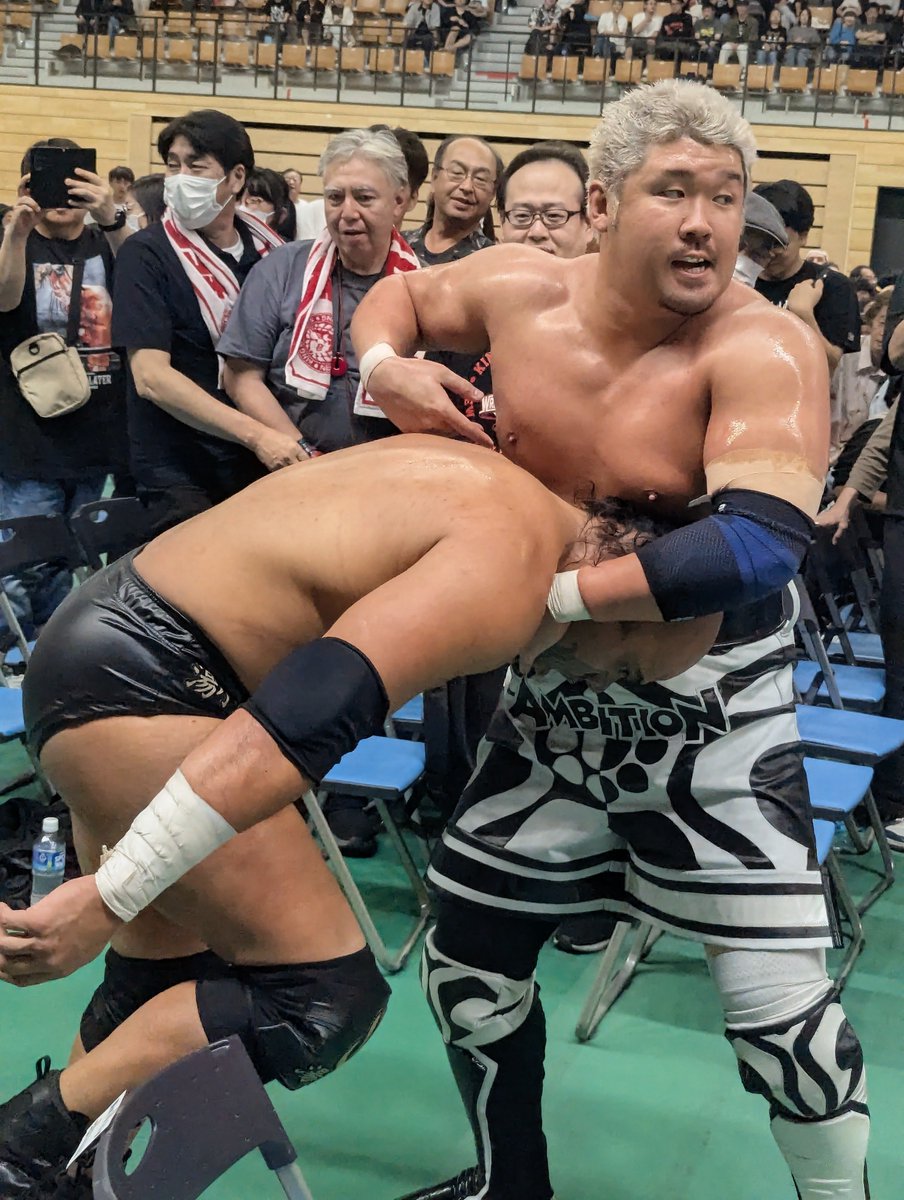 dir_en_sato3104's tweet photo. また席ぐちゃぐちゃW
#njdest
#njpw
#YutoIce
#HENARE
#OSKAR https://t.co/ililkGKomX
