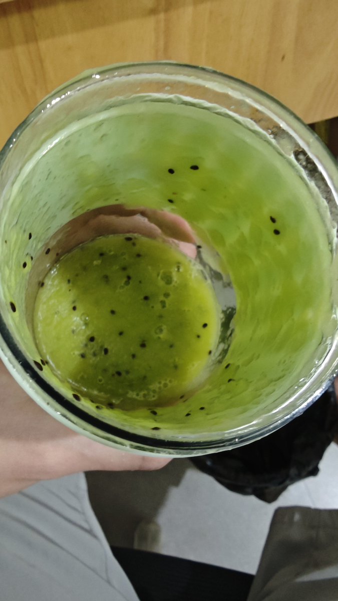 readButNonsense's tweet photo. 现象：��经加了甜蜜的蜂蜜，但榨成汁以后还是比俺想象的要酸。
结论： 001 号研究失败。
总结：下次需加大蜜量🫡。 https://t.co/rJXxnZj4lp