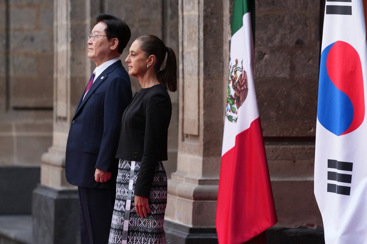GacetaBusiness's tweet photo. 🇲🇽🇰🇷 La presidenta Claudia Sheinbaum recibe en Palacio Nacional a su homólogo de Corea del Sur

Ciudad de México.— La Presidenta Claudia Sheinbaum Pardo recibió en Palacio Nacional al presidente de la República de Corea, Lee Jae-myung, como parte de su visita oficial a México. https://t.co/RE9uSlKSV1
