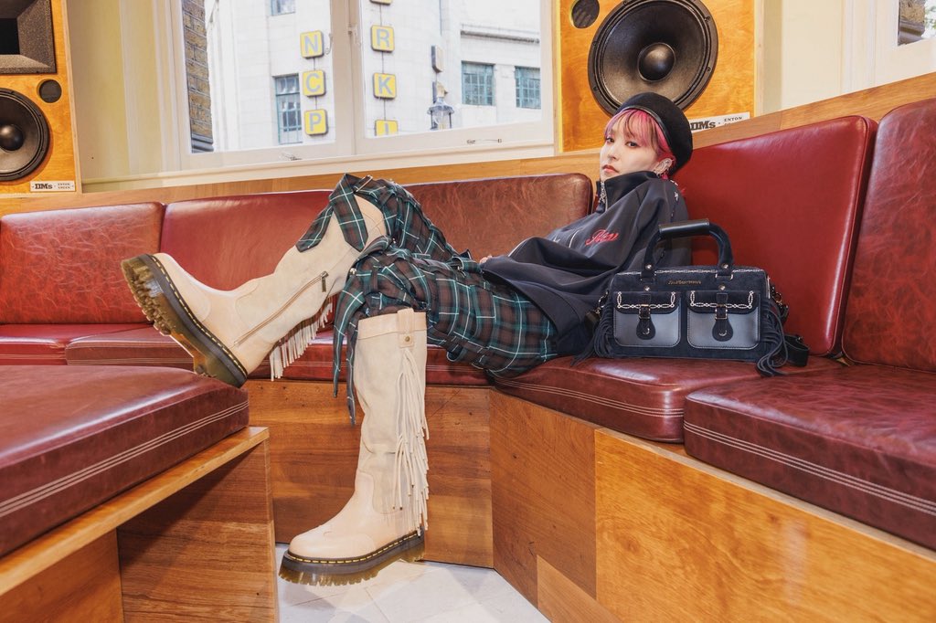 LiSA_OLiVE's tweet photo. Thank you,Dr.Martins UK🇬🇧🥾
15 years with my Dr. Martens.
I’ve finally made it to the UK, where they were born. 🇬🇧

We’ve been together all this time.
Always. 🖤❤️‍🔥

@drmartensofficial @drmartens_japan 
#LiSA_EUROPEandUKtour https://t.co/TWNh7gWwdi