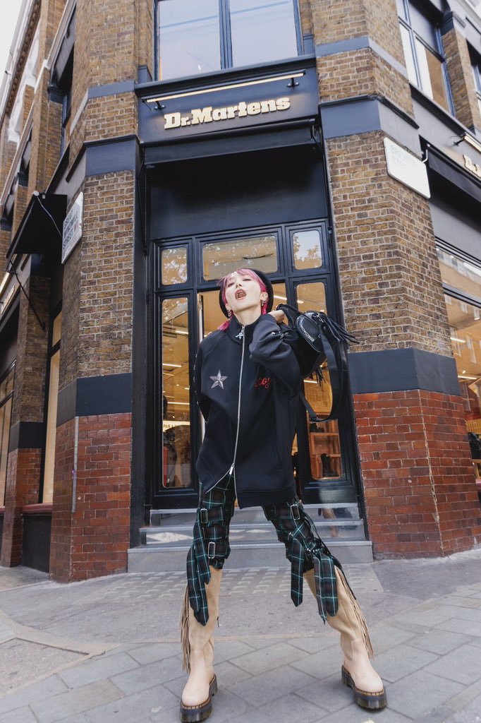 LiSA_OLiVE's tweet photo. Thank you,Dr.Martins UK🇬🇧🥾
15 years with my Dr. Martens.
I’ve finally made it to the UK, where they were born. 🇬🇧

We’ve been together all this time.
Always. 🖤❤️‍🔥

@drmartensofficial @drmartens_japan 
#LiSA_EUROPEandUKtour https://t.co/TWNh7gWwdi