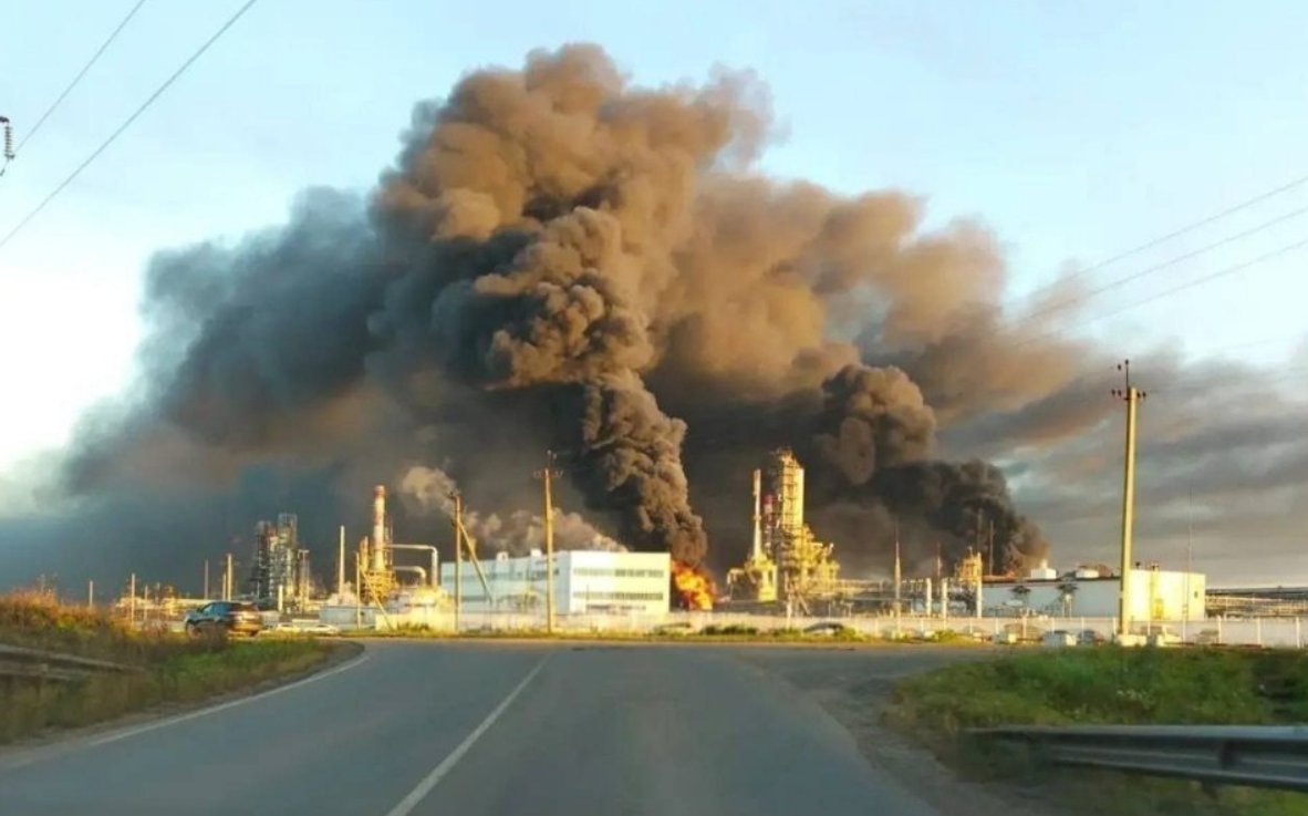 Osinttechnical's tweet photo. A unit at Russia's Perm oil refinery, one of the largest in the country, is heavily ablaze this morning following a major Ukrainian drone attack. https://t.co/eUe20YHFEU