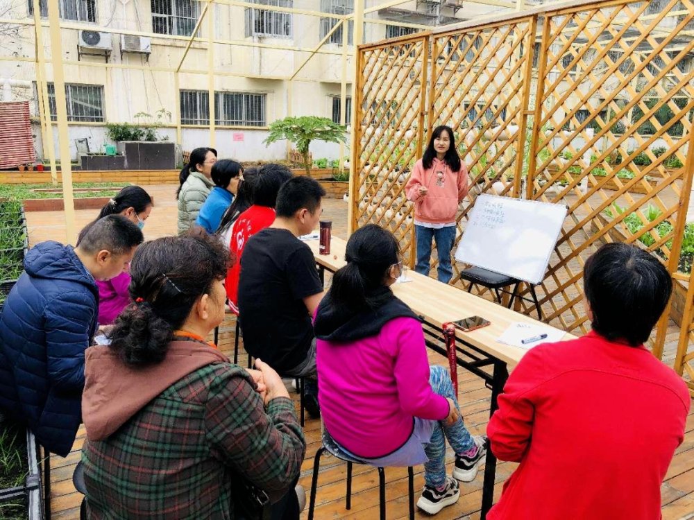 CarylonSasmdd's tweet photo. Free community garden workshop this Sat (2pm) at Maple Park! Learn to grow veggies u0026 make friends with neighbors. All ages welcome! https://t.co/wyJBVu96rs