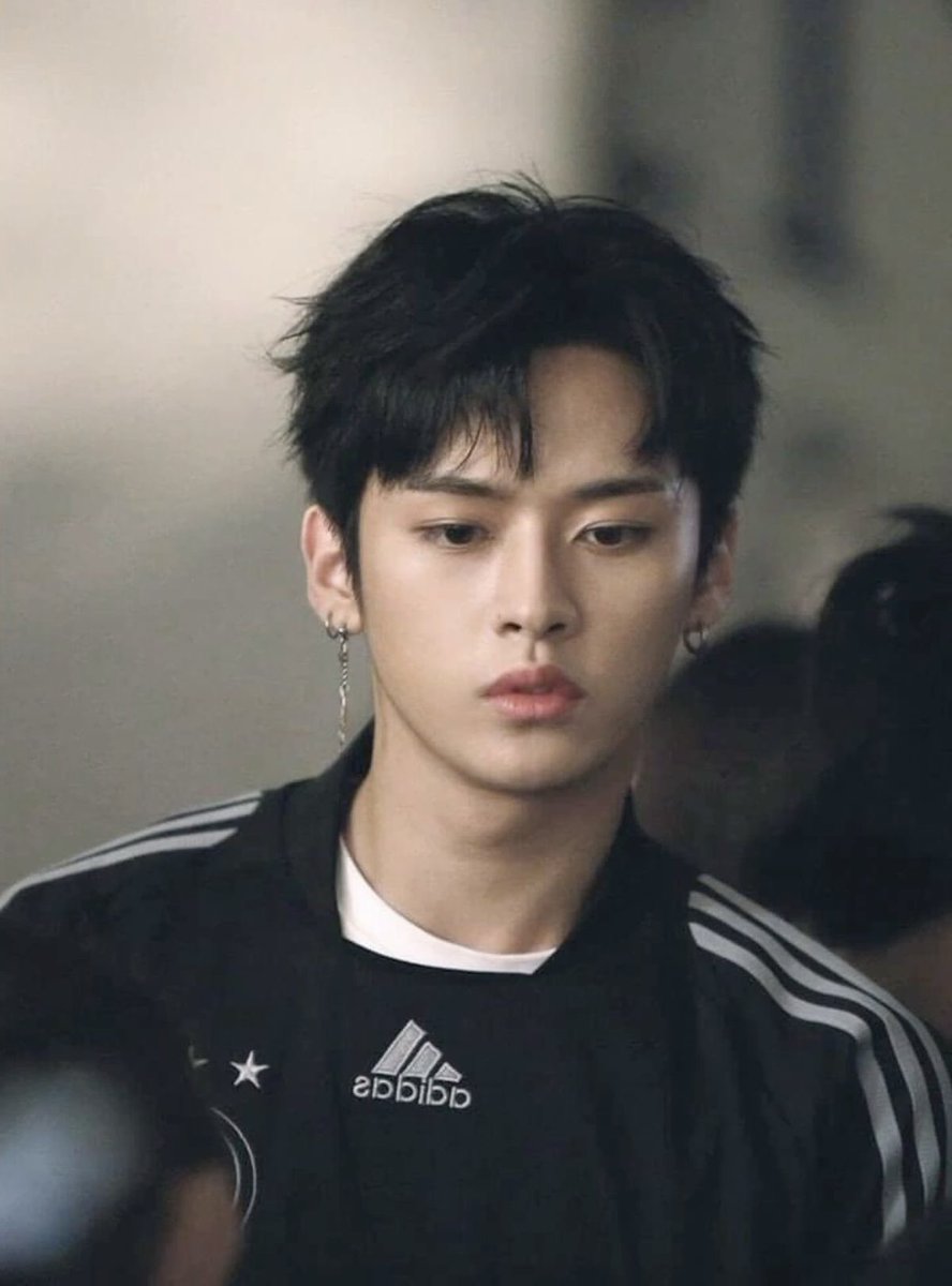 tenderquokka's tweet photo. NOS TRAJERON DE VUELTA A MINHO DE MY PACE lee know black hair es simplemente superior https://t.co/ihtjBUqbE0