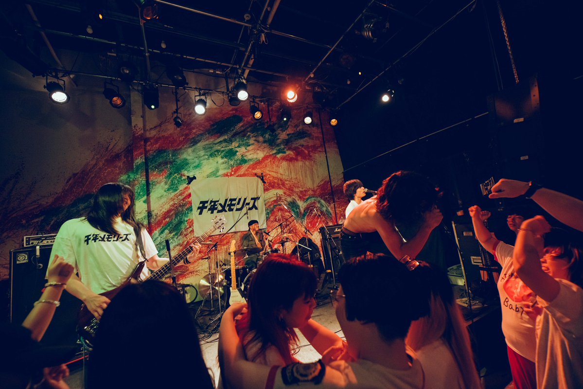 sennen_memories's tweet photo. 【☆★☆ 本日はこちら ☆★☆】

9月25日(金) @堺FANDANGO

千年メモリーズ pre.
『キックアウト・ザ・パンクス』

-共演-
あんどん馬鹿馬
THE PERRY
くっつくパピー

OPEN 18:30 / START 19:00
チケット前売¥3,000/ 当日¥3,500 (+1D)

3ヶ月連続企画第二弾‼️
チケット取り置きはDMまで🎫🎫🎫 https://t.co/I53usGzFz1