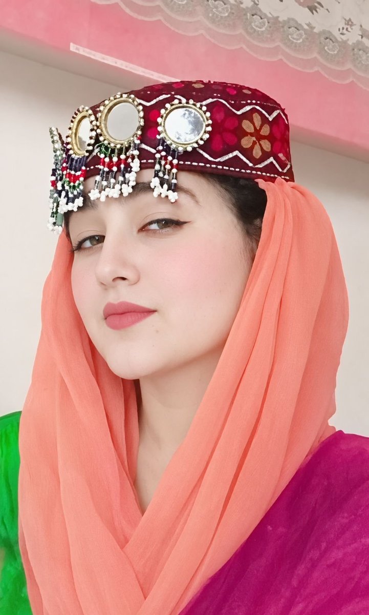 SaraNiaziPTI's tweet photo. میری مخمور آنکھوں میں تیرے ھی خواب جلتے ھیں
کیفیت ان میں ایسی ھے جیسے  دل مل کے بچھڑتے ھیں
کبھی اھٹ کوئ سن کے  دھڑکن رخص کرتی ھے
تیرے بن ھم کہاں جیتے بس تیرے لیے مرتے ھیں
محبت میں تیری میں نے خود کو بھی بھلا ڈالا
مگر یہ زخم سینے کے کہاں آسانی سے بھرتے ھیں https://t.co/KI85gyw4N2