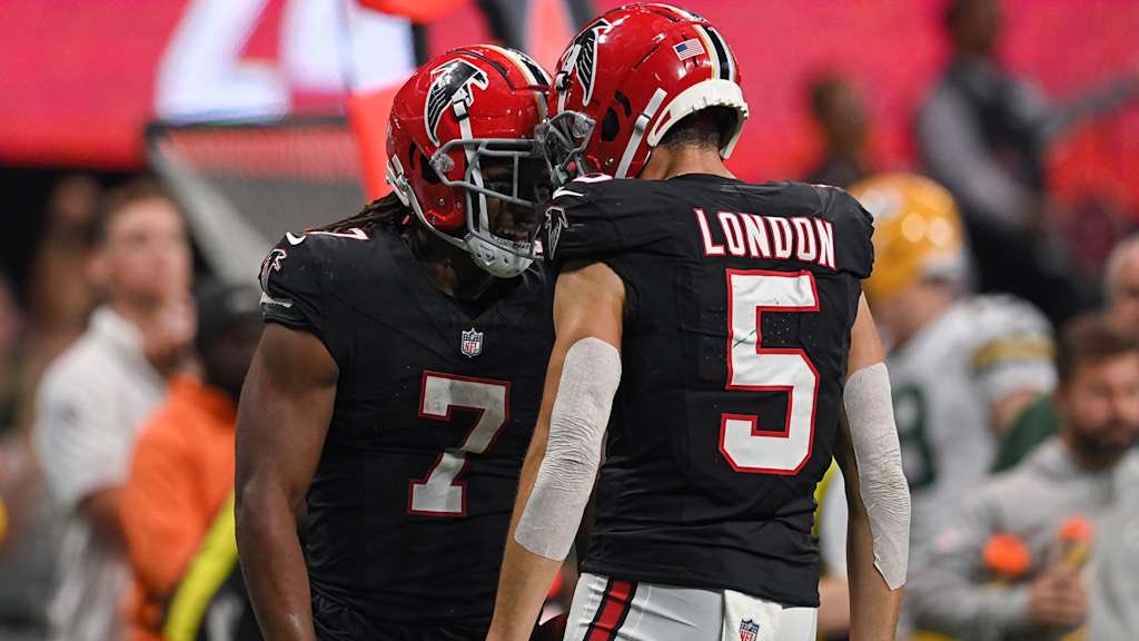 SleeperNFL's tweet photo. 194 rushing yards 🤝 194 receiving yards https://t.co/fQvbBgyiKa