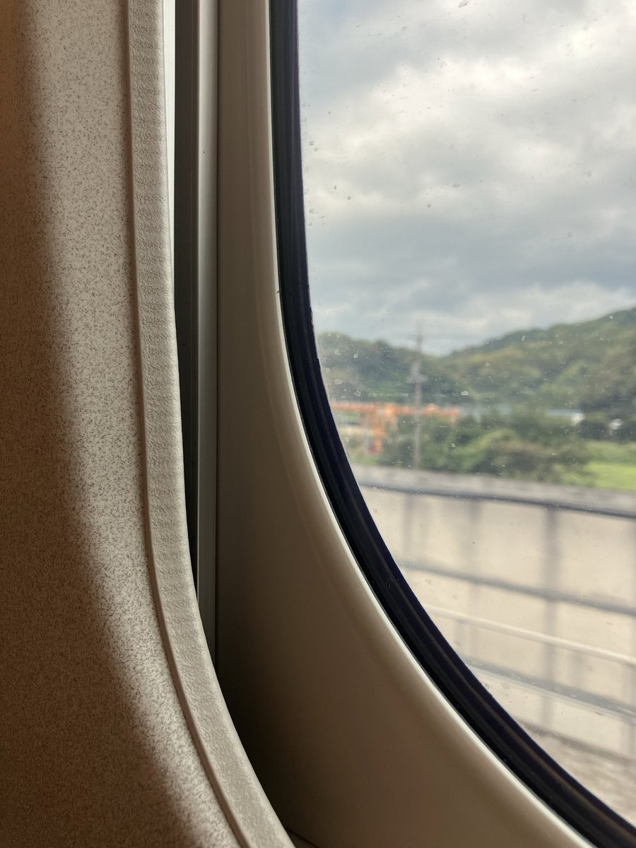 spacefish55's tweet photo. 新幹線なう。レピッシュ！初日！！大阪！！！レピッシュ聴きながら向かいますー。KARAKURIですでにテンション爆上がり！！わくわくわくわく🌀 https://t.co/68GN1AjZgq
