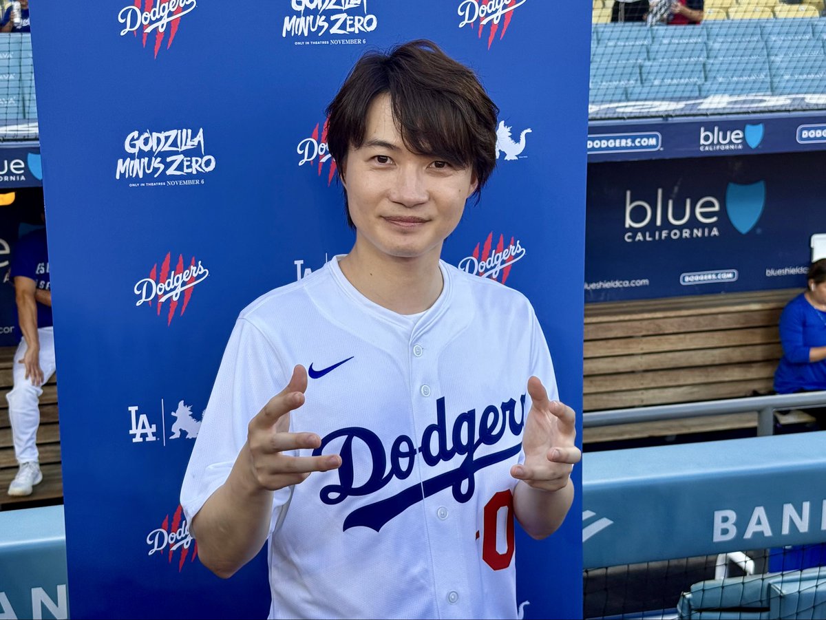 MasayaKotani's tweet photo. #ドジャース ⚾️

神木隆之介さんが本日の始球式🦖

#dodgers https://t.co/LKV9osW9BT