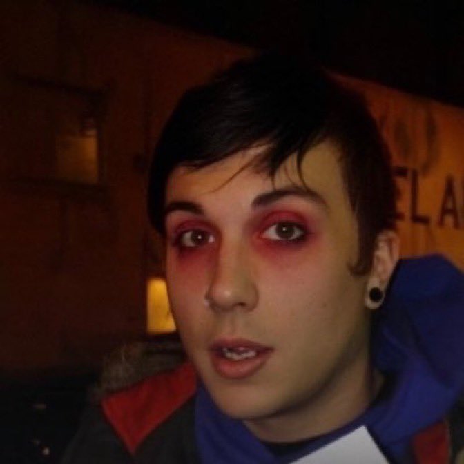 locknIoad's tweet photo. Wasn’t gonna drink tonight but I’m missing frank iero’s crooked teeth like a mf https://t.co/d4xW0PzwIe