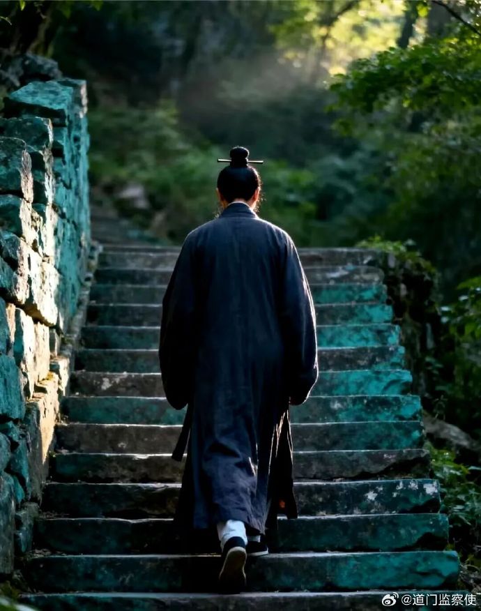 ramiomouou's tweet photo. On the steep path, the old alchemist refines medicine with years of dedication. https://t.co/voTQNtJYMh